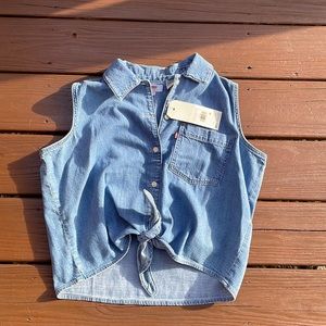 Levi’s jean sleeveless tie front top, size medium. BRAND NEW, STILL WITH TAG!